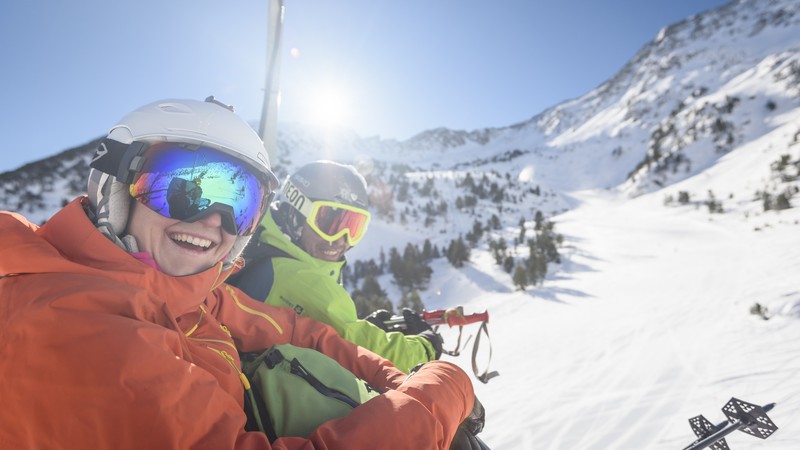 Skidåkare i Arcalis skidsystem Skidåkare i liften i Arcalis skidsystem