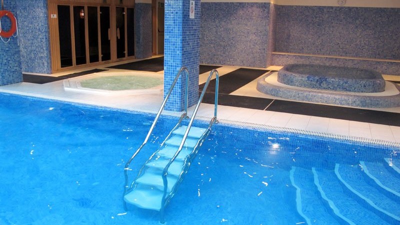 spaavdelning Hotel Euro Ski pool och jacuzzi